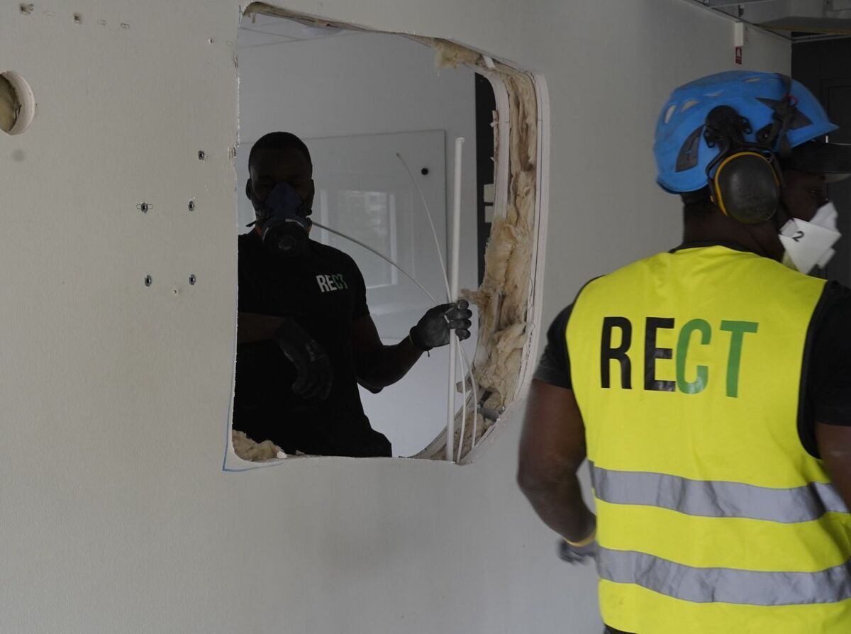 Bild på två anställa hos RECT 