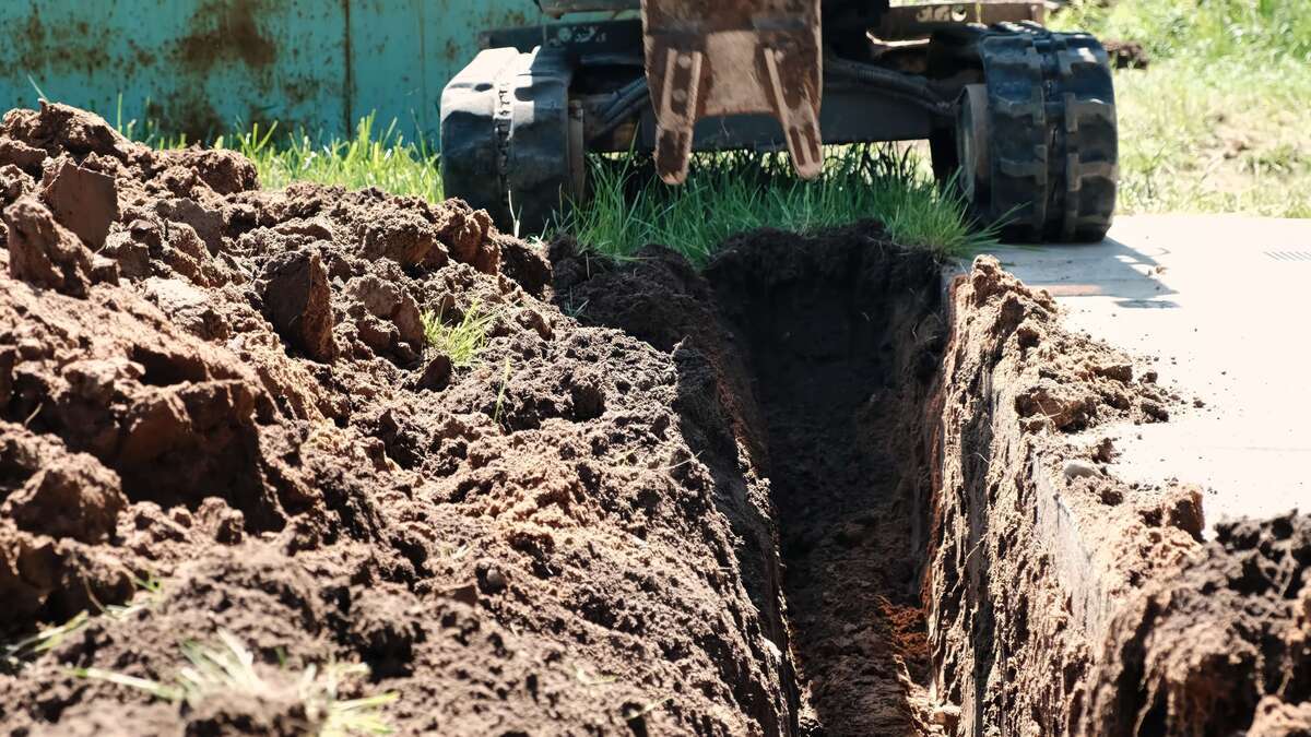 Grävmaskin som dränerar i Huddinge