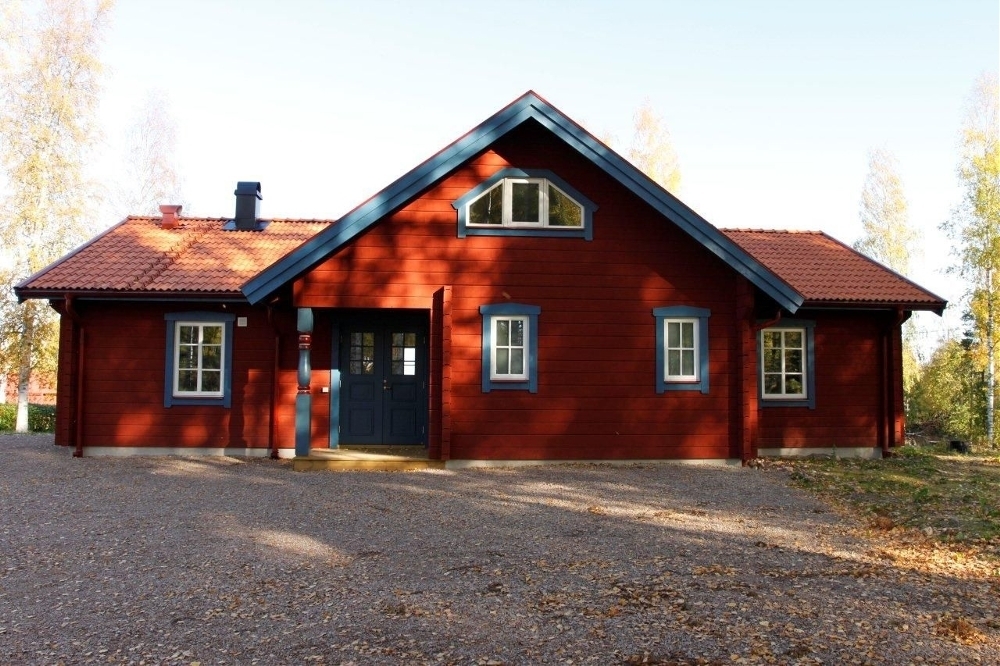 Bild på timmersnickrat hus gjort av Mas-stugan
