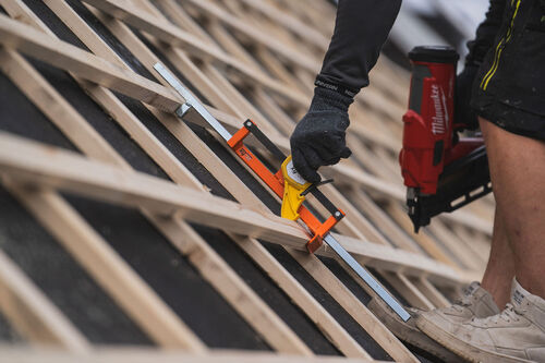 Montering av läkt inför takläggning – verktyg i användning