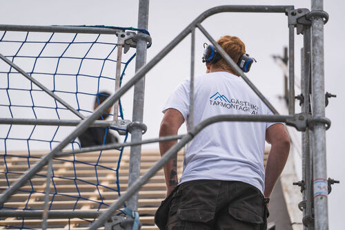 pågående takbyte med läktläggning i Sandarne