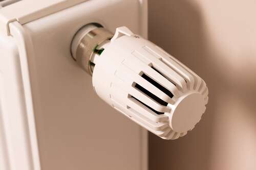 Element med termostatventil för reglering av inomhusvärme