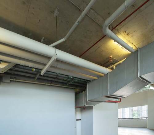 Ventilationskanaler och rördragning i tak under installation