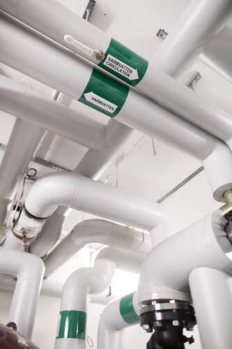 Isolerade VVS-rör monterade i tak för värme och vatteninstallation