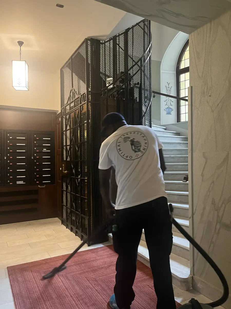 Professionell trappstädning där lokalvårdare dammsuger entré och trapphus.