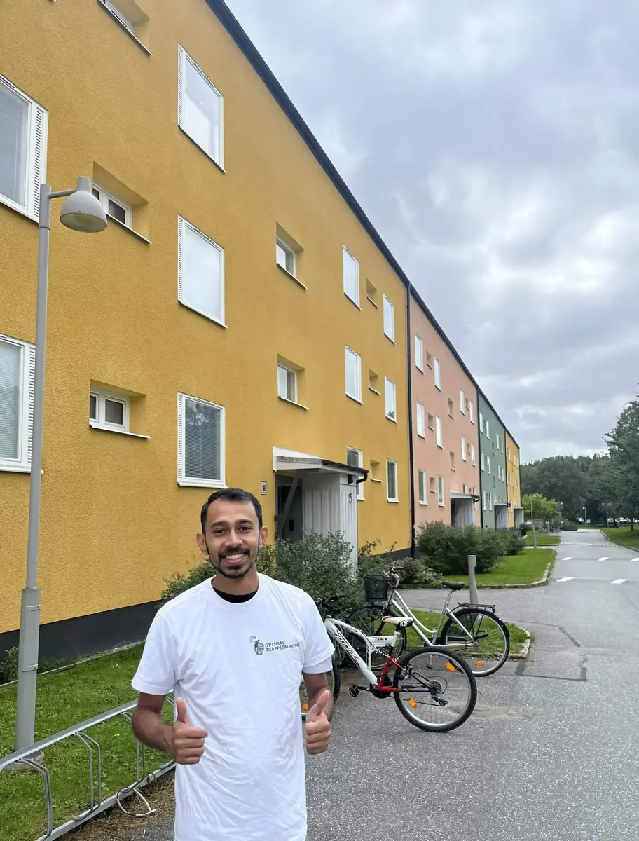 Lokalvårdare från Optimal Trappstädning vid bostadshus hos kund