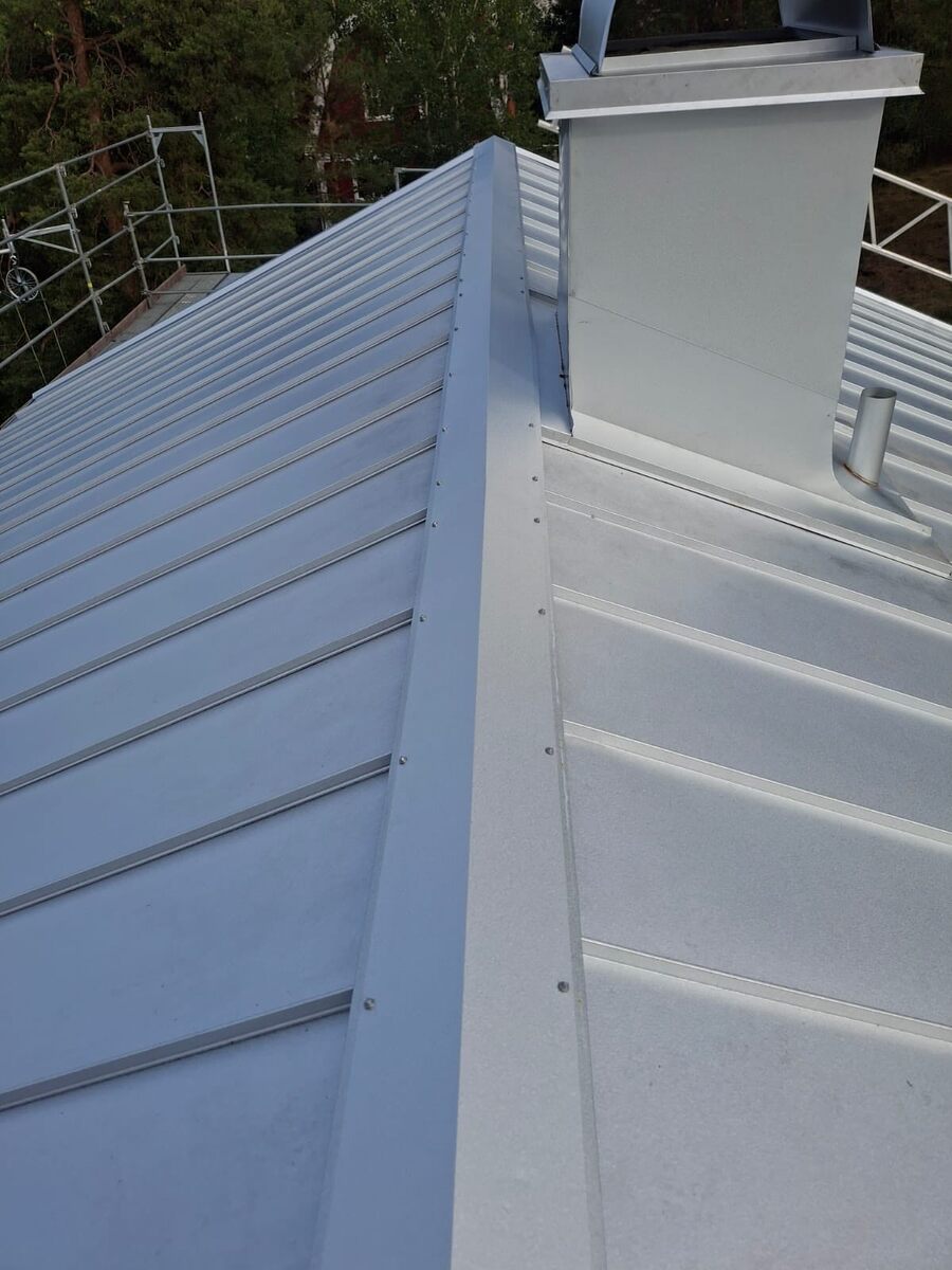 Närbild på plåttak i Stockholm