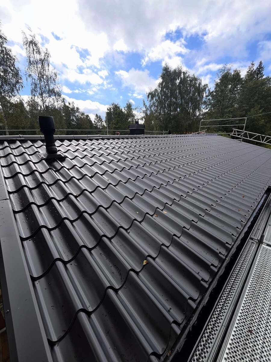 Närbild på svarta betongpannor i Stockholm