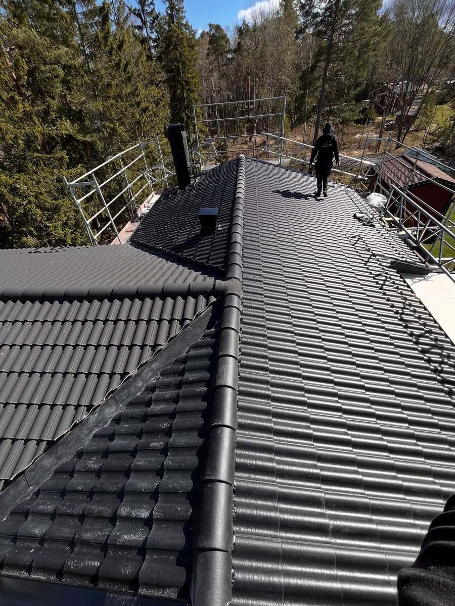 Bild ovanifrån på ett tak lagt av Moderna Tak