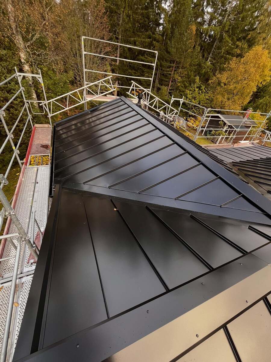 Vinkel på plåttak lagt av Moderna Tak