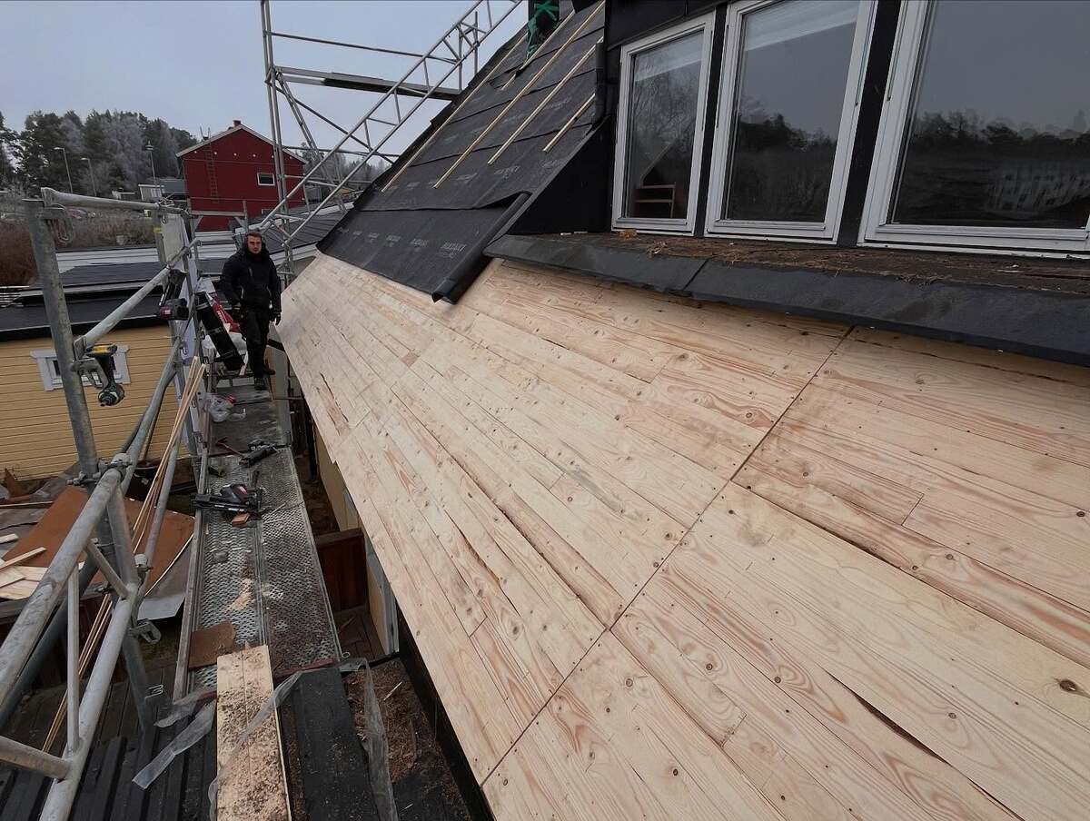 Så går en takrenovering till i Stockholm - steg för steg