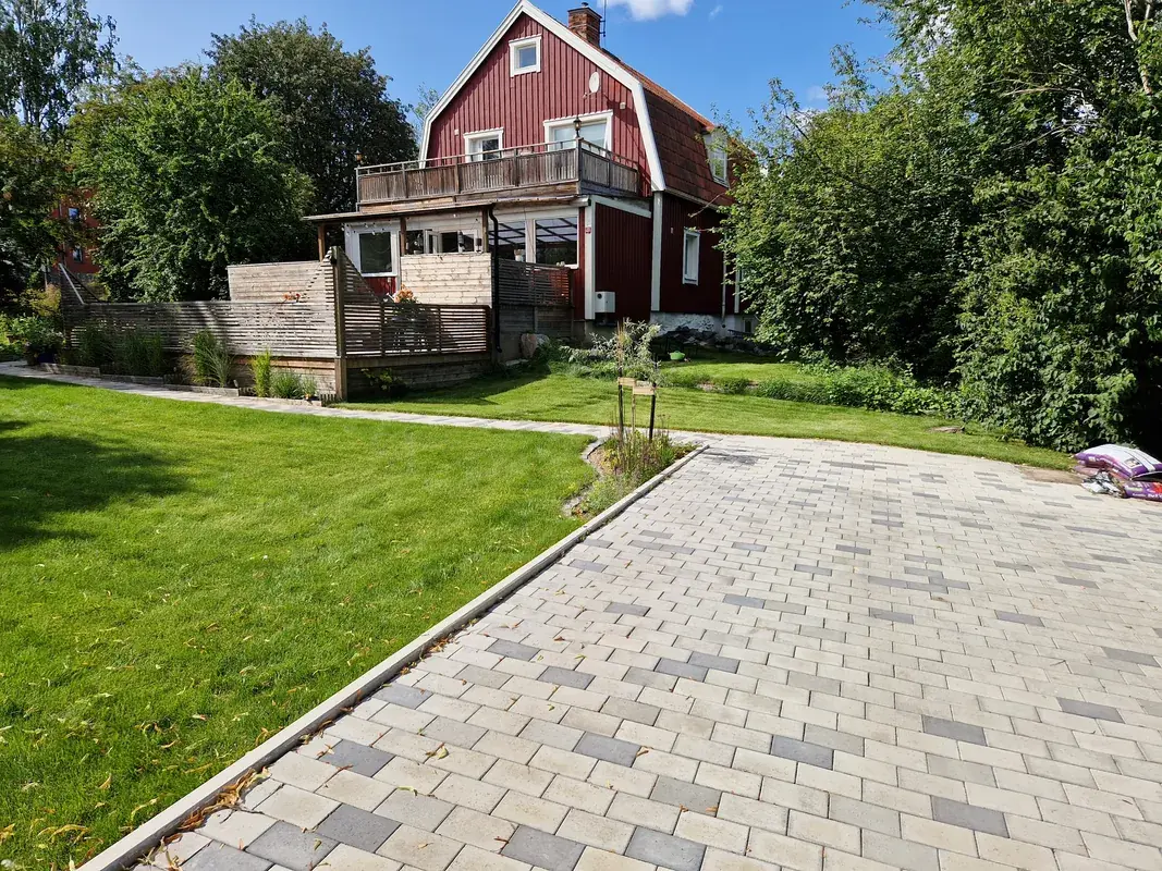 Vi utför en rad olika markarbeten till villaägare, BRF och företag - De olika markarbeten vi erbjuder i Västerås utförs med precis...