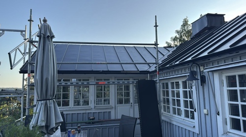 nylagt plåttak på villa