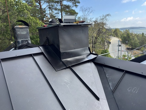 plåttak på hus i Nacka