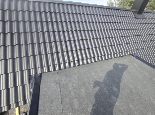 pågående takbyte av betongpannor i Nacka