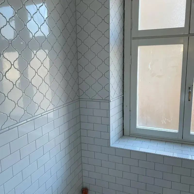 sekelskiftes badrum med smått kakel
