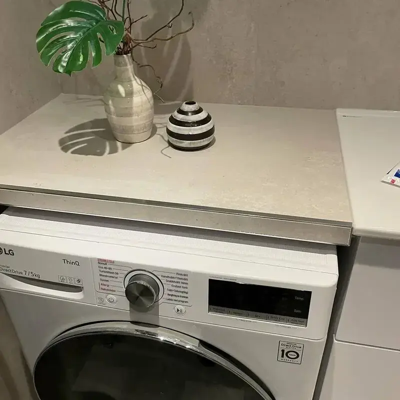 stenbänkskiva ovanpå tvättmaskin