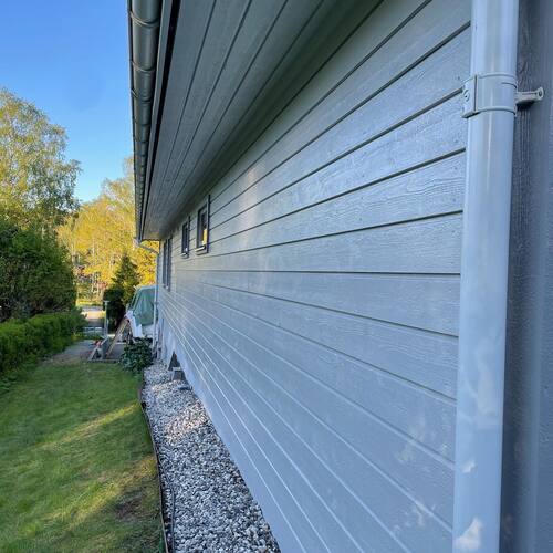 renovering av fasad och byte av stuprennor