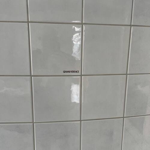 närbild på nykaklat badrum