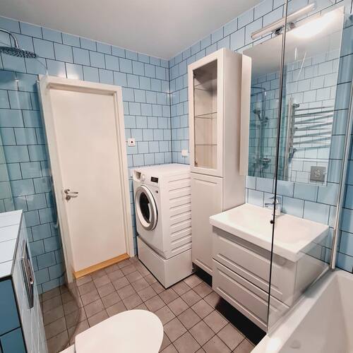 nyrenoverat badrum med blått kakel i gammal stil