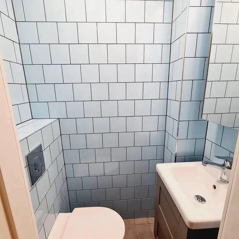 ljusblått modernt badrum som är klassiskt i Hässelby