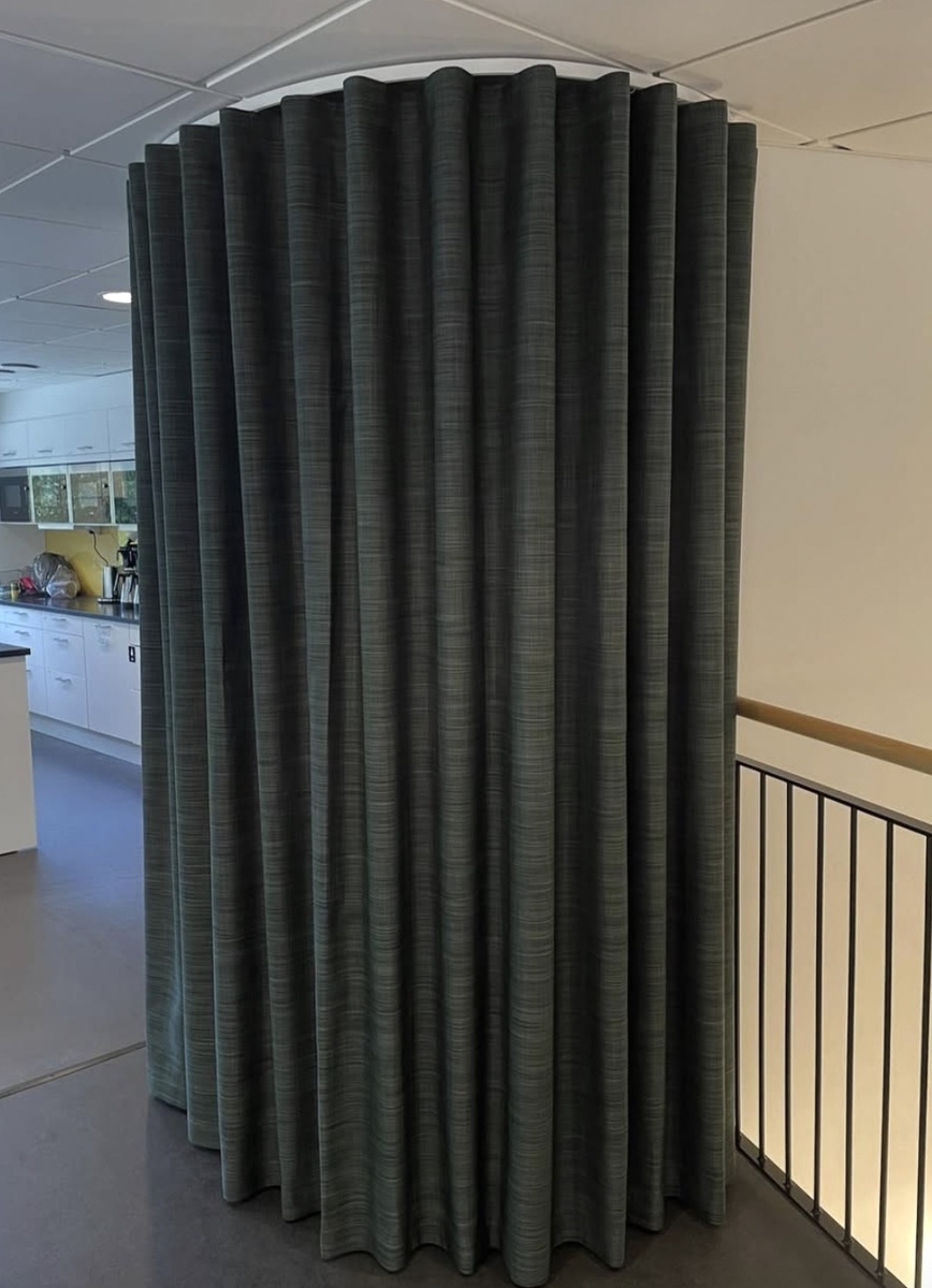 Platsbyggd veckad väggpanel eller rumsavskärmning installerad i offentlig miljö