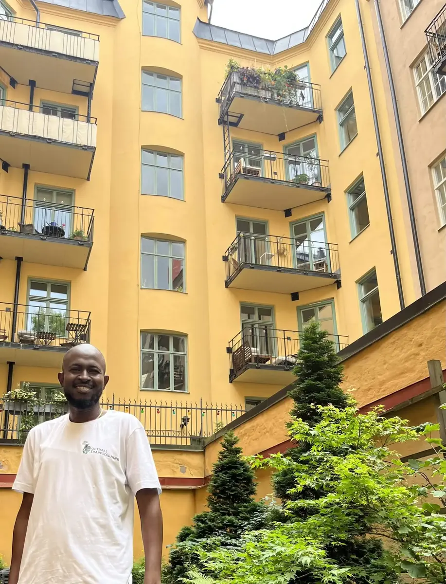 Medarbetare från Optimal Trappstädning på innergård i flerfamiljshus.