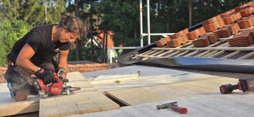 Takläggare från Trygga Tak arbetar med takrenovering