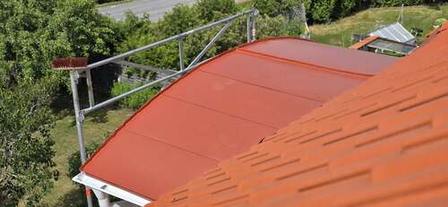 Rött plåttak monterat av Trygga Tak