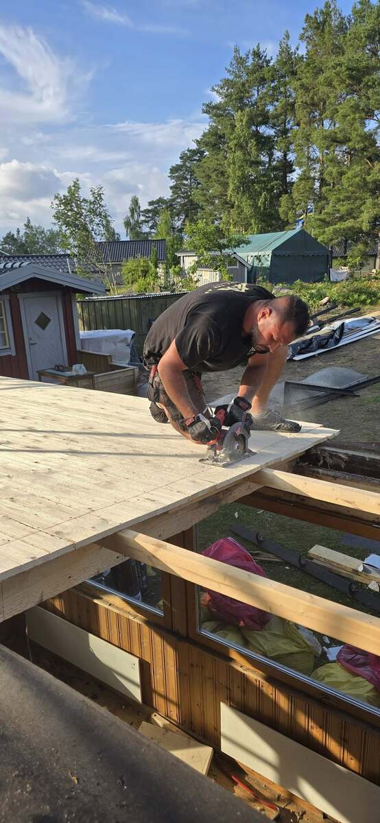 Takläggare från Trygga Tak utför noggrant underarbete vid takrenovering i Östergötland