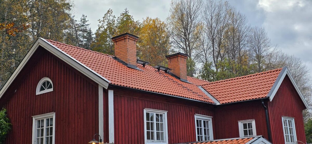 Takrenovering av röd villa utförd av Trygga Tak – hållbart yttertak i Östergötland