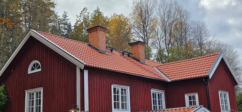 Takrenovering av röd villa utförd av Trygga Tak – hållbart yttertak i Östergötland