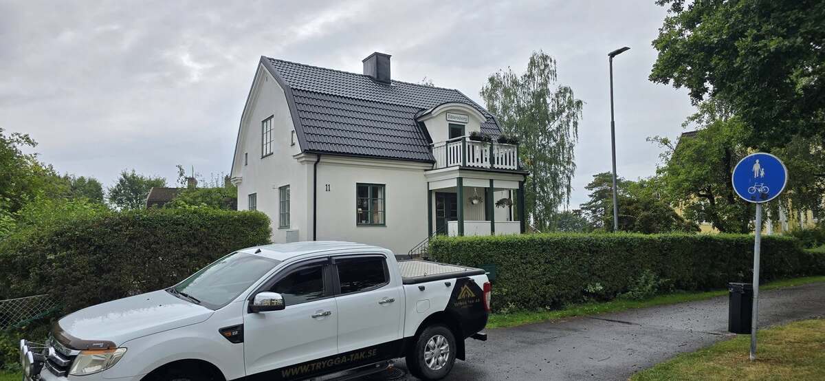 Trygga Tak på plats hos kund – erfaren takläggare i Linköping med fokus på trygghet och kvalitet