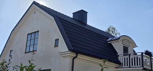 Nytt svart yttertak på villa installerat av Trygga Tak