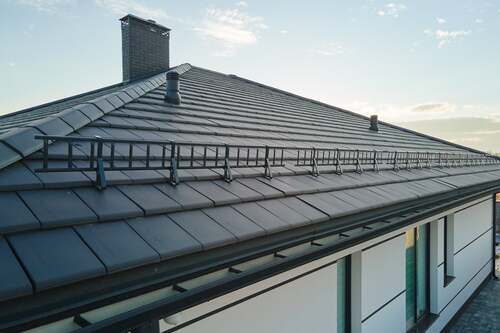 plåttak på vit villa