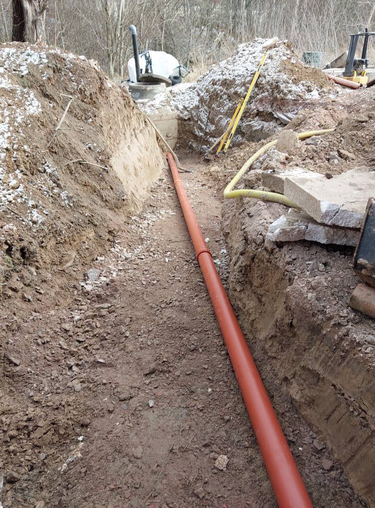 Nedlagd avloppsledning i schakt där markarbete utförs för dränering och korrekt avrinning