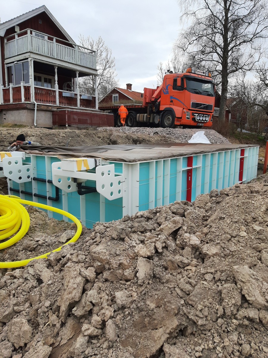 Installation av enskilt avloppssystem med slamavskiljare där markarbete och schaktning utförs vid fastighet