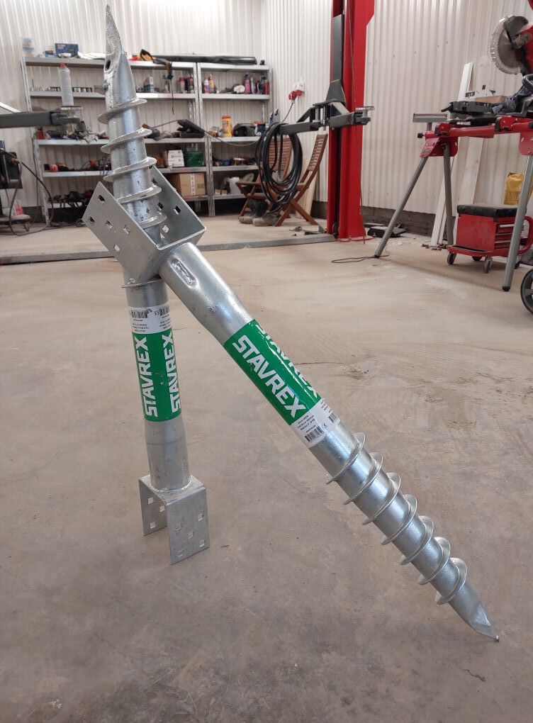 Markskruv för grundläggning placerad inomhus som exempel på alternativ grundlösning