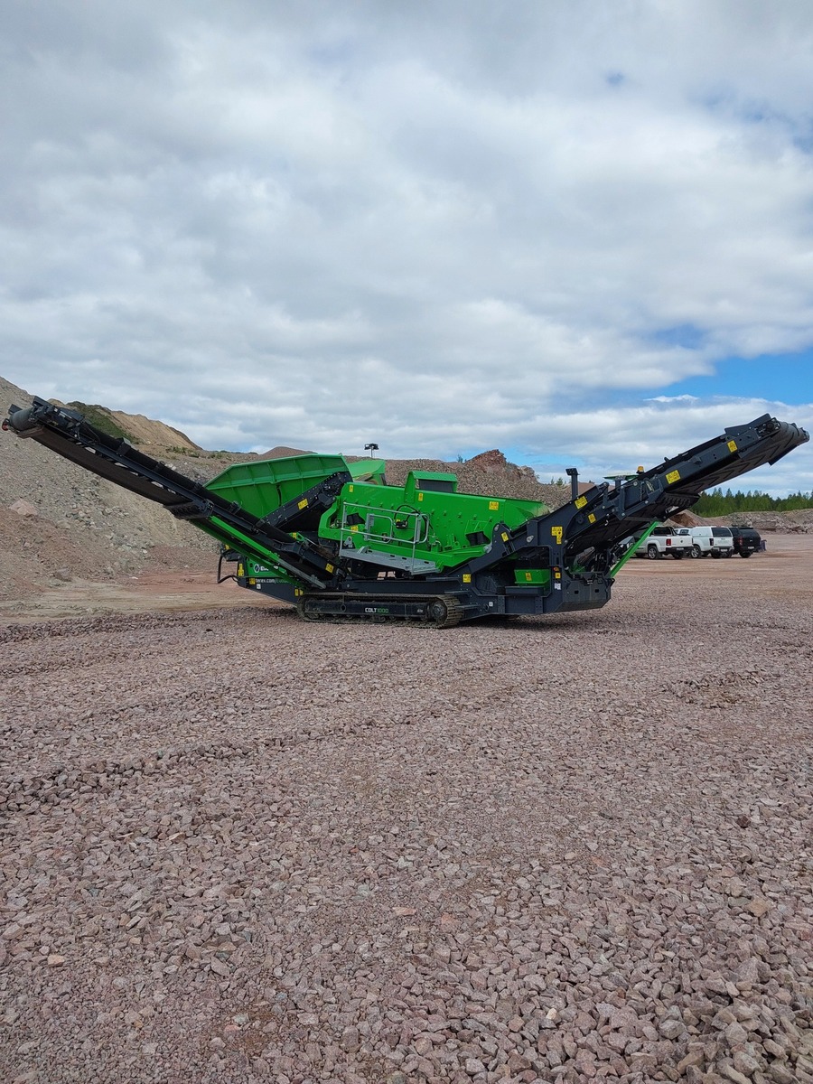 Kross- och sorteringsmaskin placerad på grusplan som används vid markarbete och materialhantering i Hedemora