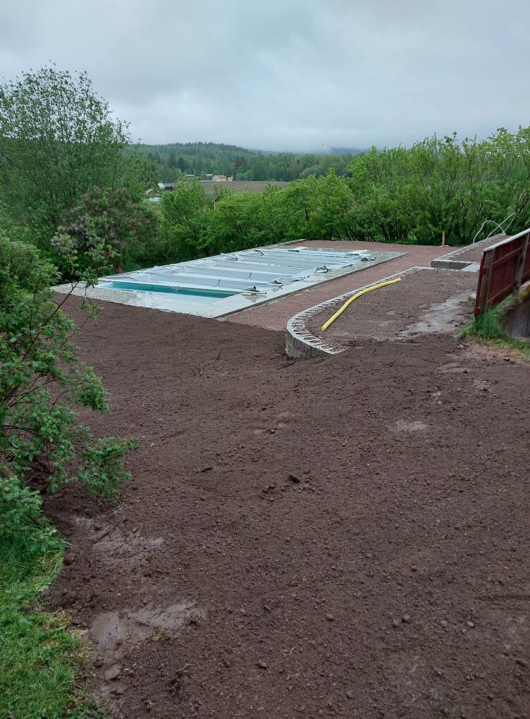 Förberedd tomt med installerat enskilt avloppssystem där markarbete och återfyllnad har utförts runt anläggningen