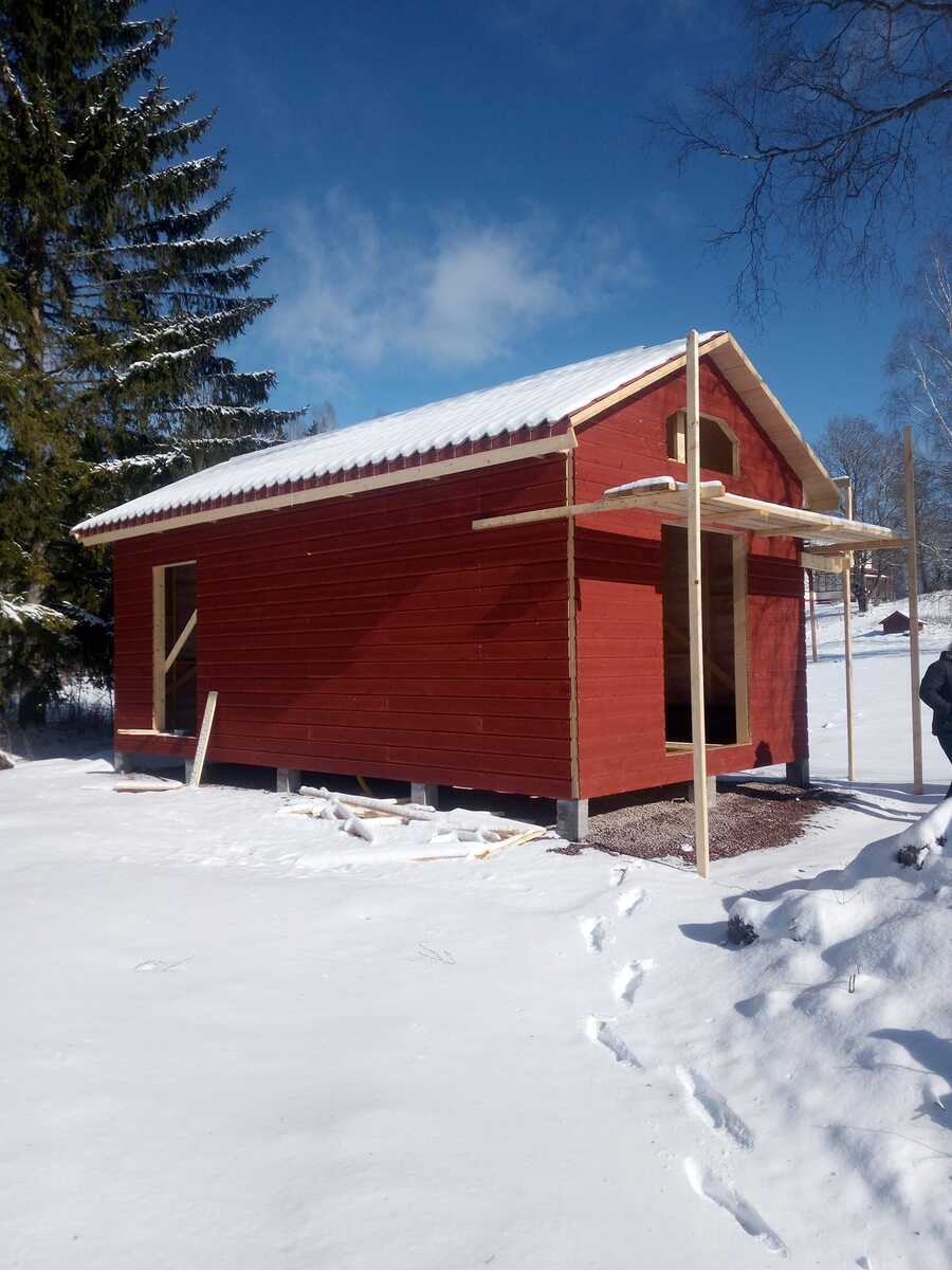 Mindre rött hus på tomt i Hedemora vintertid där markarbete och grundförberedelser har utförts