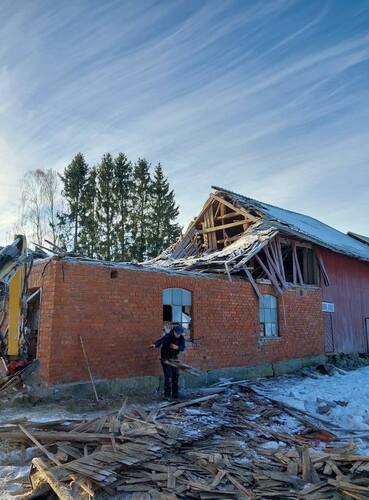 Rivningsarbete av byggnad där tak och väggar demonteras inför vidare markarbete och ny grundläggning