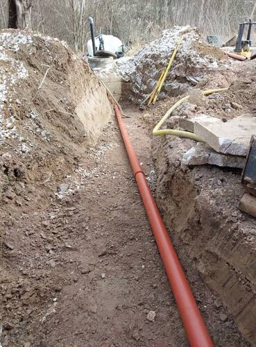 Nedlagd avloppsledning i schakt där markarbete utförs för korrekt dränering och avrinning runt huset