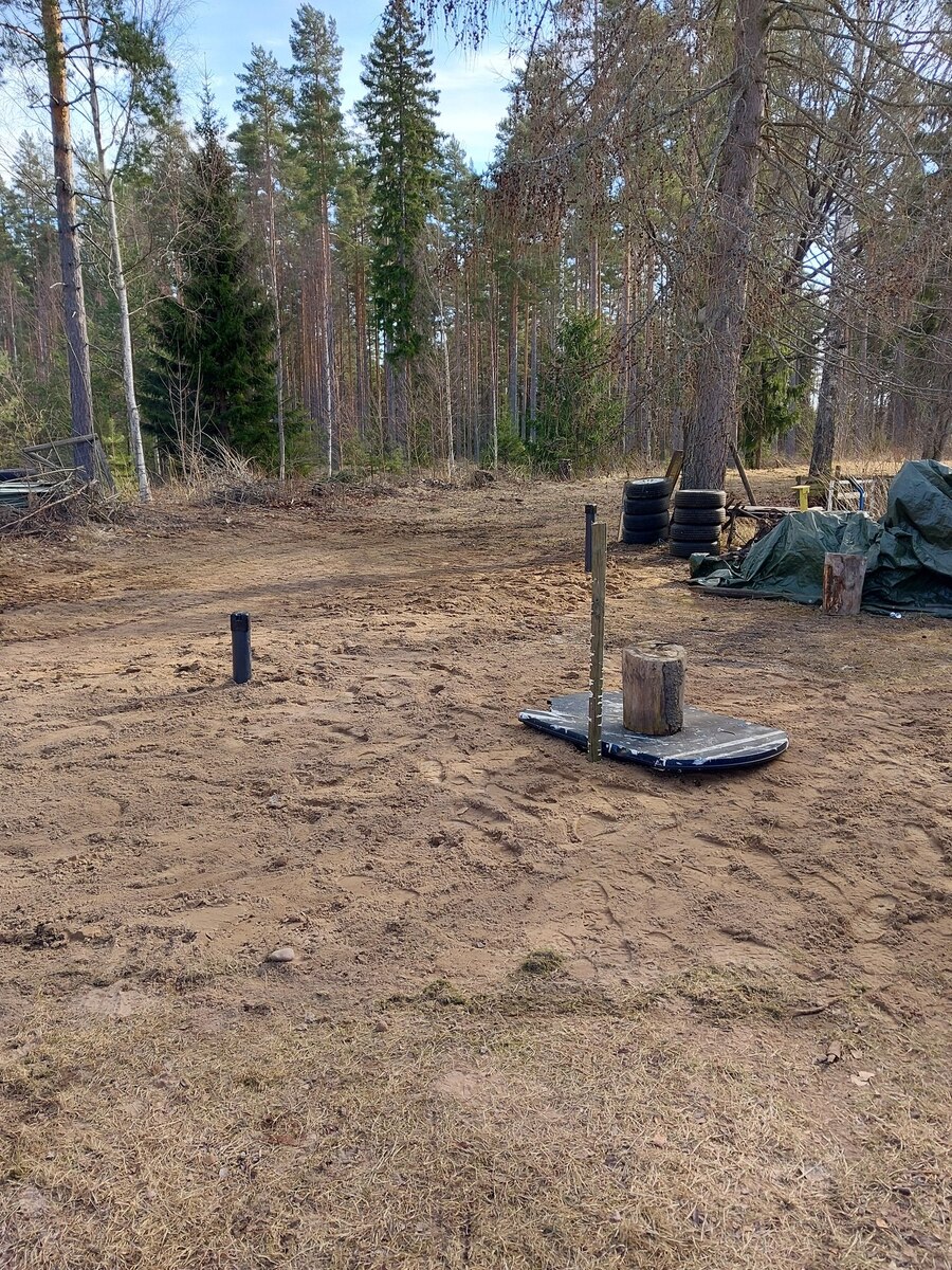Förberedd tomtyta med grundplattor där markarbete har utförts inför byggnation i Hedemora