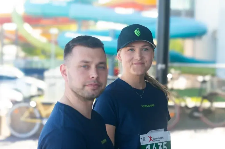 Två medarbetare från Isolerab i träningskläder deltar i lokalt lopp eller friskvårdsevenemang