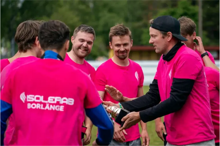 Isolerab-lag i rosa tröjor firar tillsammans efter aktivitet