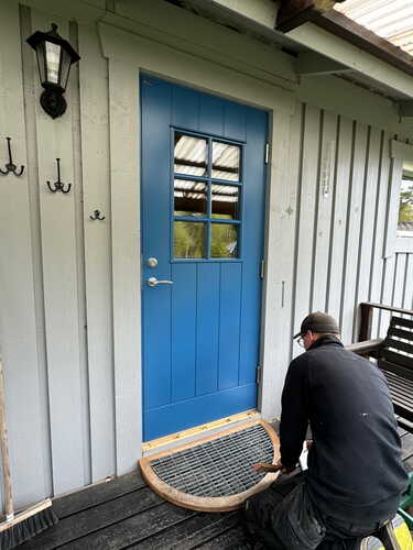 blå gammaldags ytterdörr i norrtälje