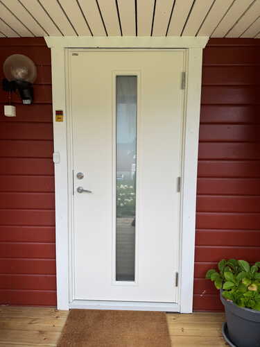 vit modern ytterdörr i Norrtälje