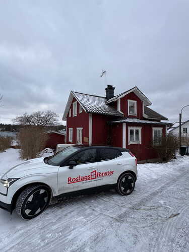 bild på firmabil vid hus med nybytta fönster