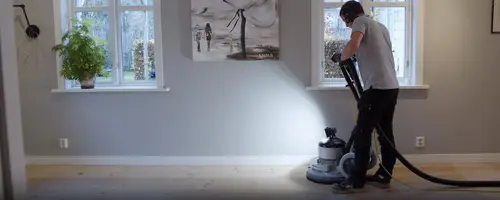 vår medarbetare slipar golv hos kund i stockholm